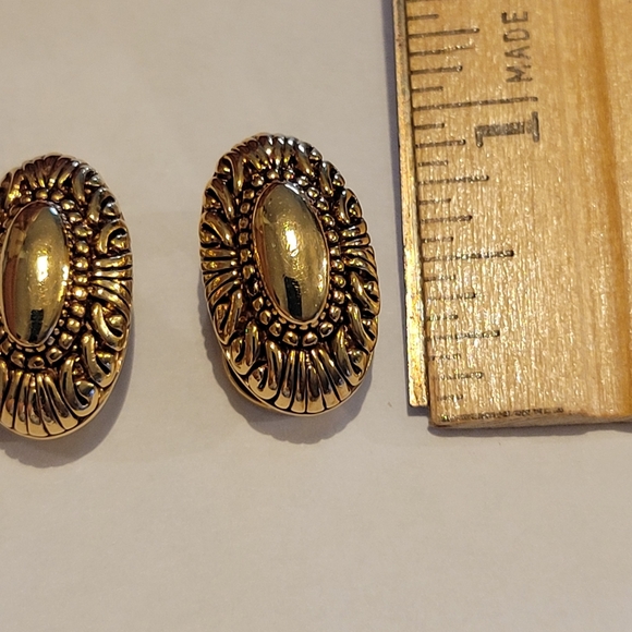 VINTAGE PREMIER USA ,GOLD COLOR OVAL CLIP ON ERRINGS - Picture 4 of 6